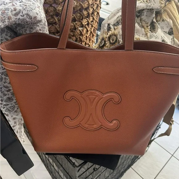 MEDIUM CABAS ANAÏS CUIR TRIOMPHE IN GRAINED CALFSKIN
Like new - Picture 4 of 16